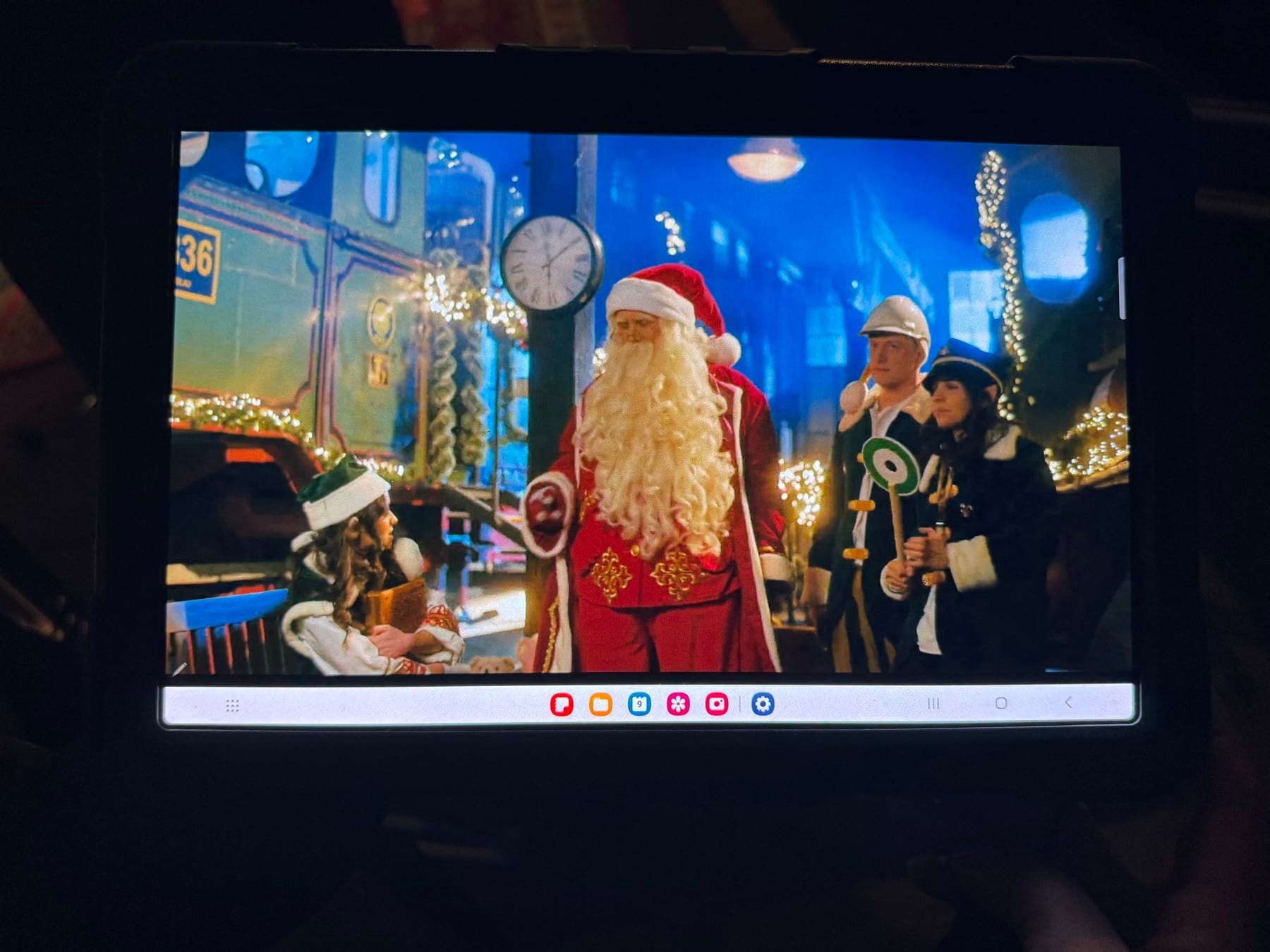Kadr z planu na tablecie - Mikołaj z Elfami na peronie